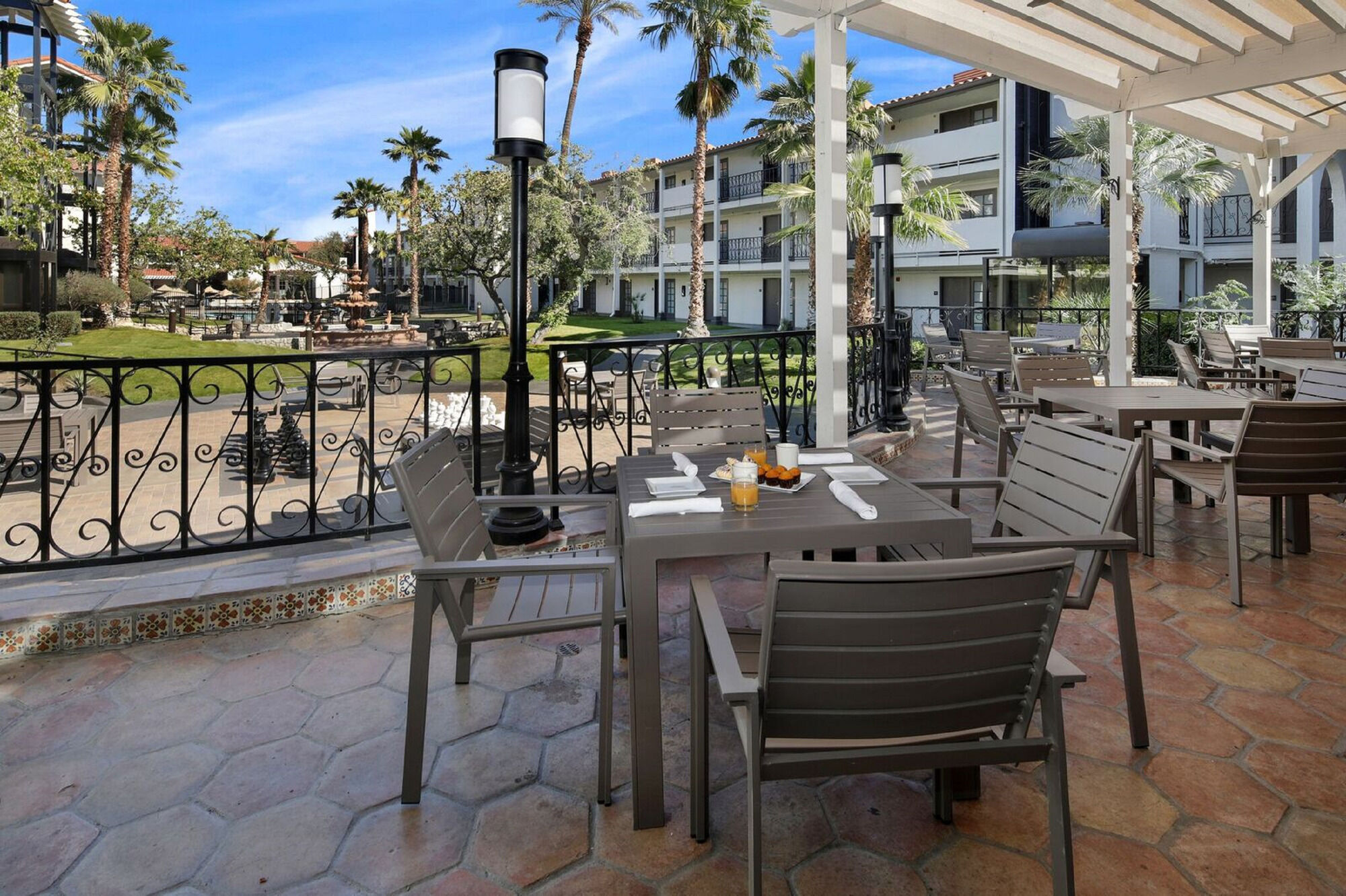 Embassy Suites By Hilton Palm Desert Bagian luar foto
